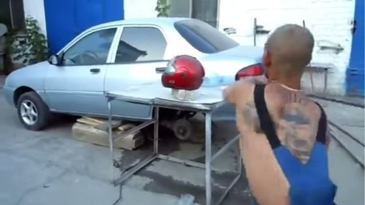 Un crash-test entre un casque japonais et un casque chinois