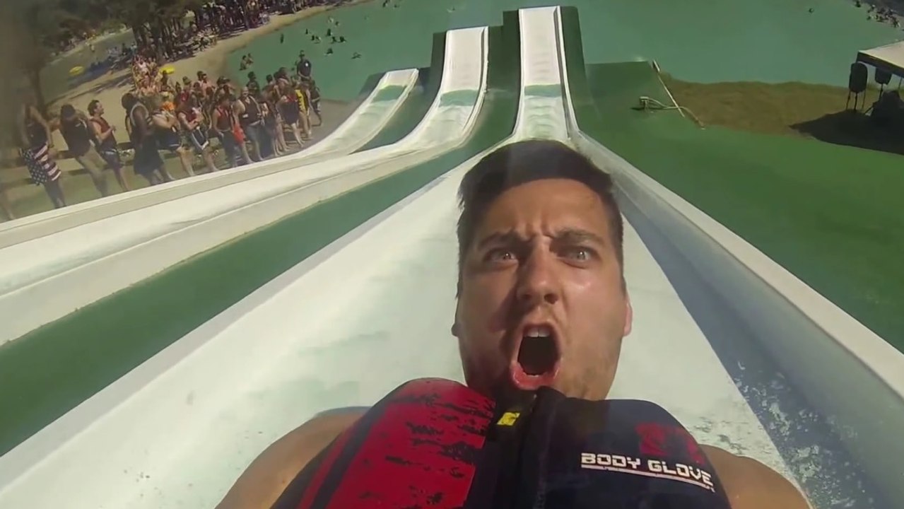 BSR Royal Flush Slide : Il se filme à l'envers dans un toboggan aquatique et le regrette instantanément !