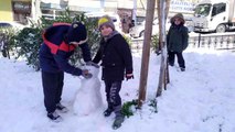 Kar tatili çocuklara yaradı... Kendilerini dışarı atan minikler kardan adam yapıp kar topu oynadılar