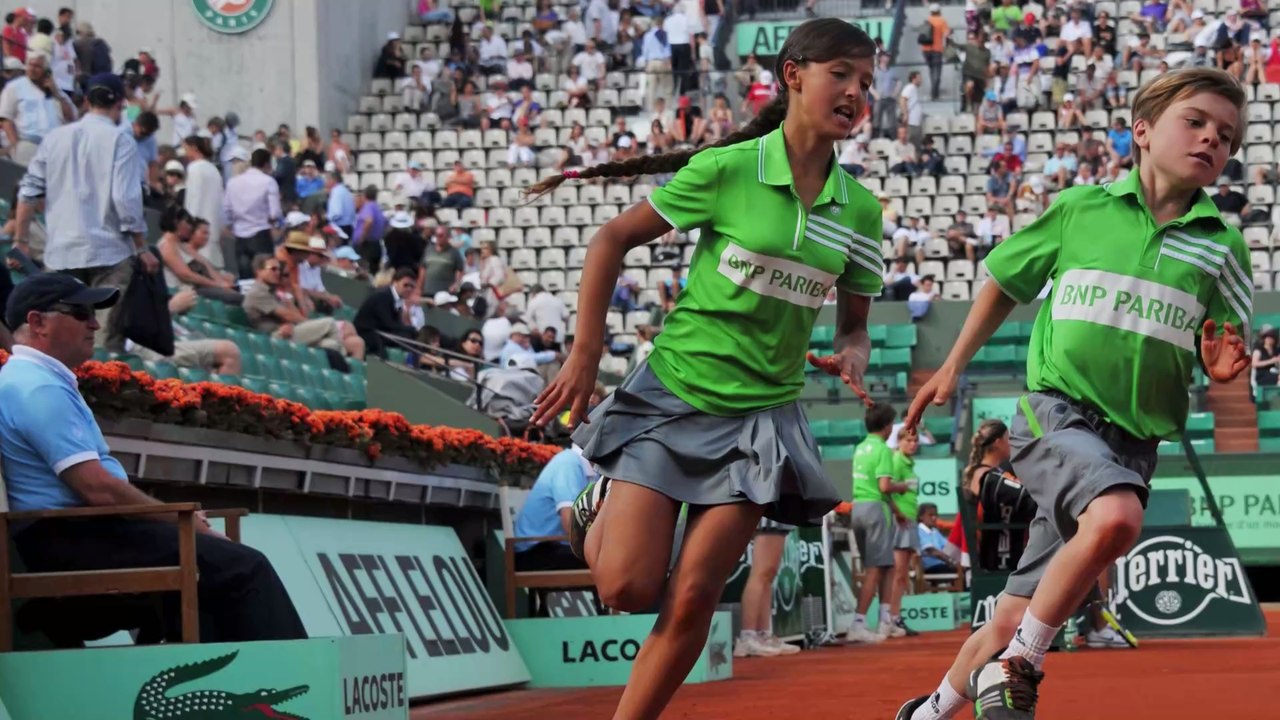 Insolite : un ramasseur de balles lance le ballon en pleine tête d'un joueur lors du match Ajax-Roma