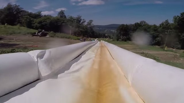 Un vertigineux ventriglisse en caméra embarquée, 600 mètres de glissade à 100km/h !
