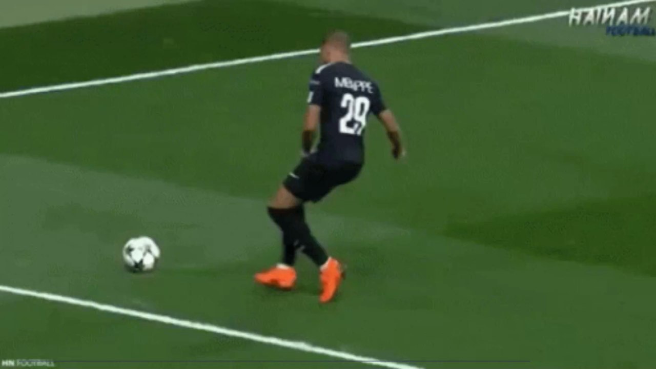 Insolite : Özer Özdemir réalise un tacle dangereux et prend un carton rouge