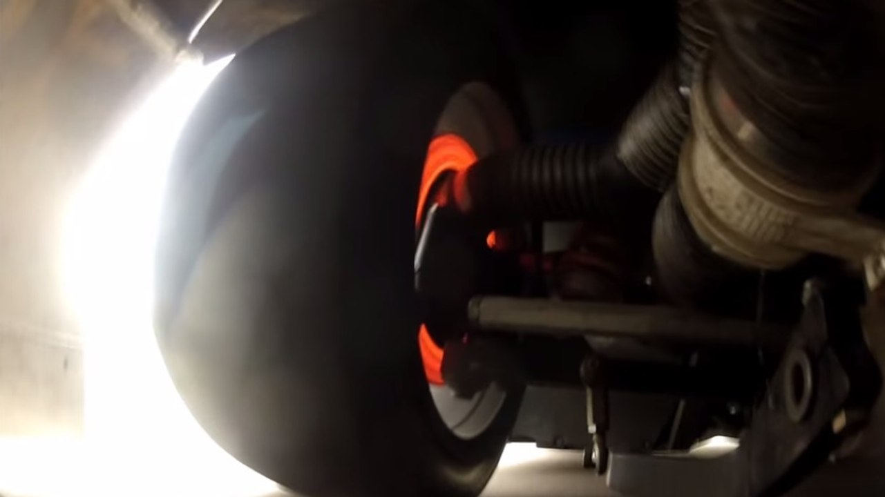 A quoi ressemblent les disques de frein d'une voiture pendant une course ?