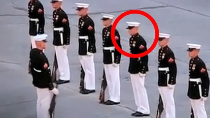 Ce militaire s'humilie en pleine cérémonie officielle