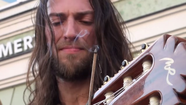 La prestation de ce guitariste de rue va vous laisser sans voix