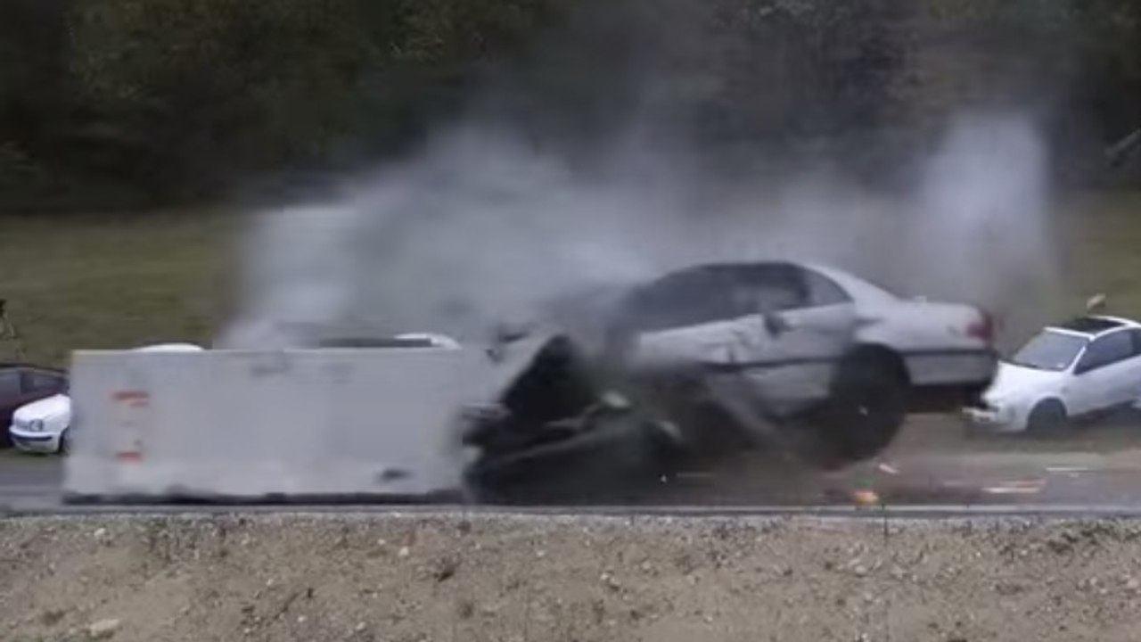 Voilà ce que ça donne quand une voiture rentre dans une autre... à 200 km/h !
