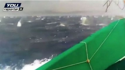 Un orage de gros grêlons s'abat sur la mer Méditerranée au large de Naples