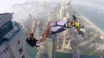 Découvrez des sauts en base jump de folie du haut de la Princess Tower à Dubai