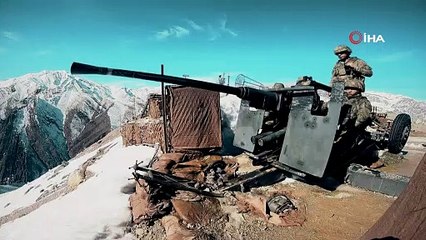 Kar, soğuk, yağış onları durdurmuyor! Mehmetçik'in gözü ufukta, parmağı tetikte!