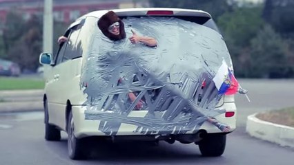 Russie : Ils ont scotché un de leurs potes à une voiture !