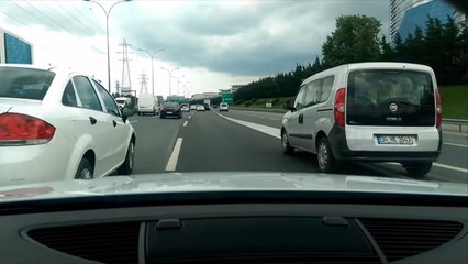 Il se filme lors d'un slalom fou entre les voitures sur l'autoroute