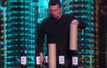 Ce magicien hors du commun fait apparaître des bouteilles de vin !