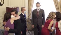El comunista Boric se funde en un tórrido abrazo con Irene Montero y Yolanda Díaz ante la mirada del Rey
