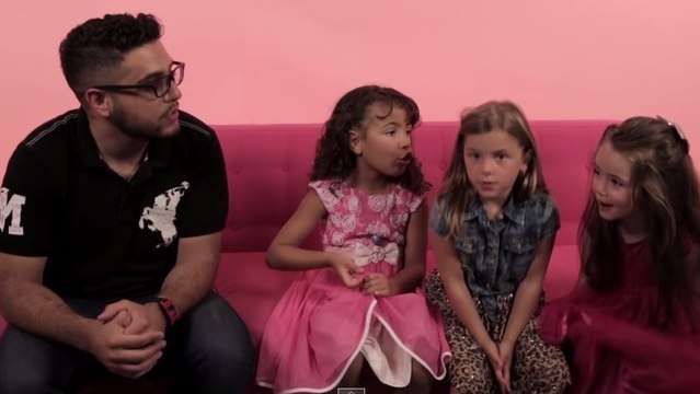 Trois petites filles donnent des conseils à des célibataires pour draguer