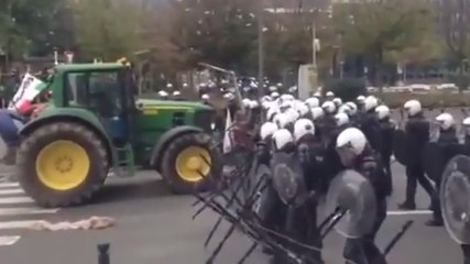 En Belgique, deux tracteurs forcent un barrage de police