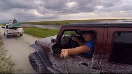 Tandis qu'il conduit sa jeep, il commet une énorme boulette en prenant un selfie
