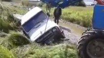 Régis a voulu aider son pote à dégager son 4X4 embourbé