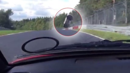 En voulant doubler, il crashe sa voiture sur le circuit de Nürburgring