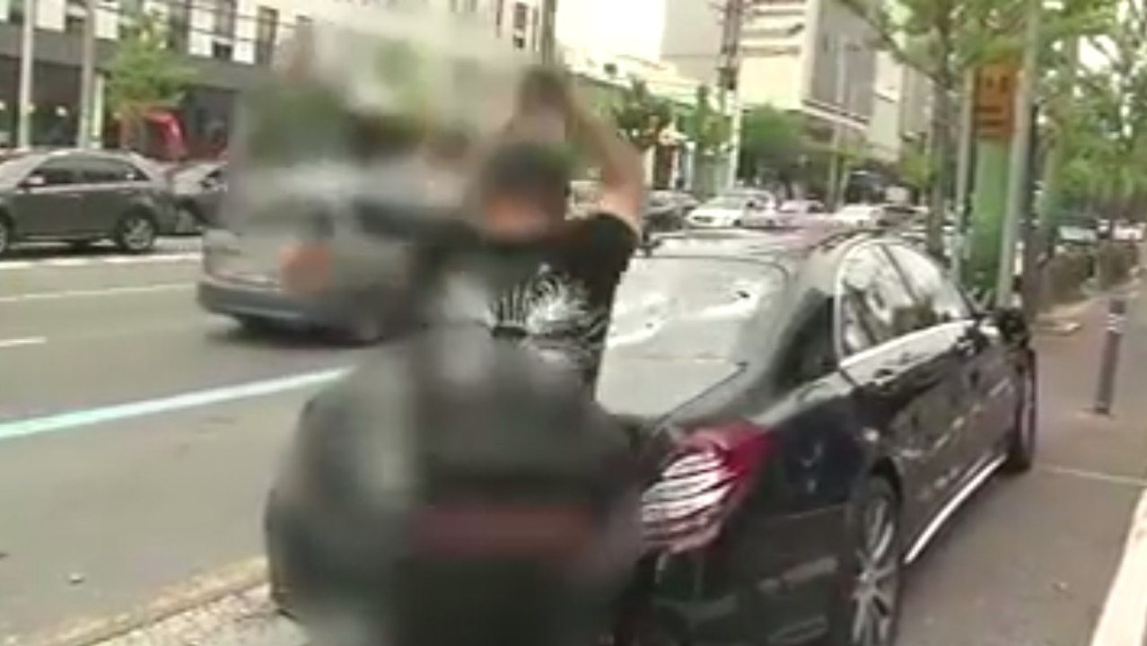 Un mec défonce une Mercedes avec un club de golf