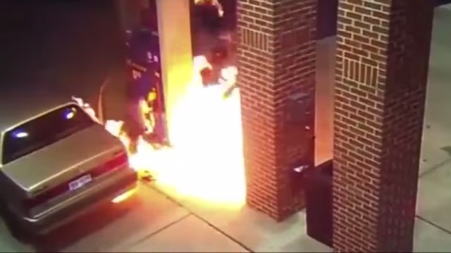 Il fout le feu à sa caisse pour chasser un araignée