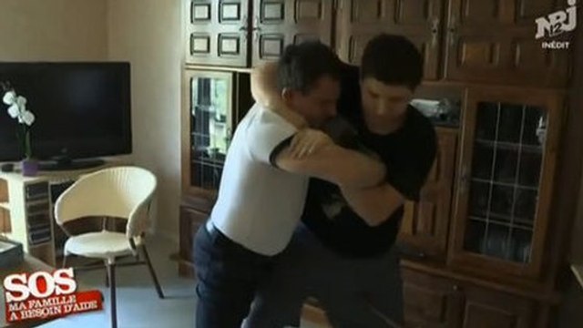 SOS ma famille a besoin d'aide : un ado brutalise son père en pleine émission