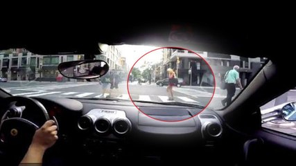 Il effraie une fille avec le bruit du moteur de sa Ferrari