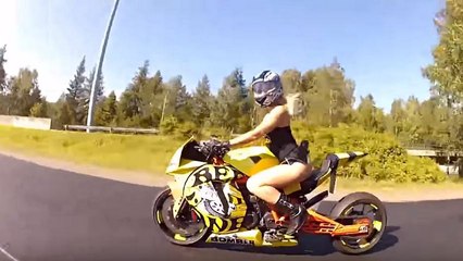 Sans sous-vêtements, cette jolie blonde s'offre une virée à moto