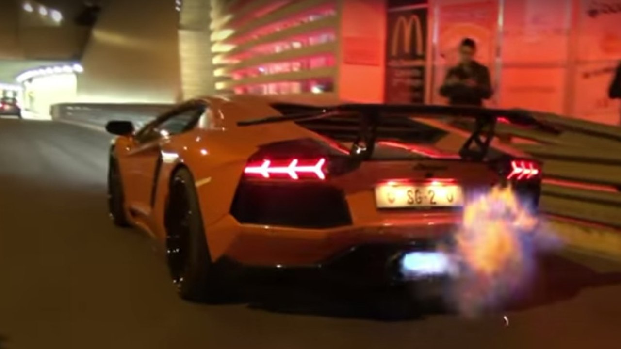 La Lamborghini Aventador envoie des flammes incroyables avant de partir dans de folles accélérations