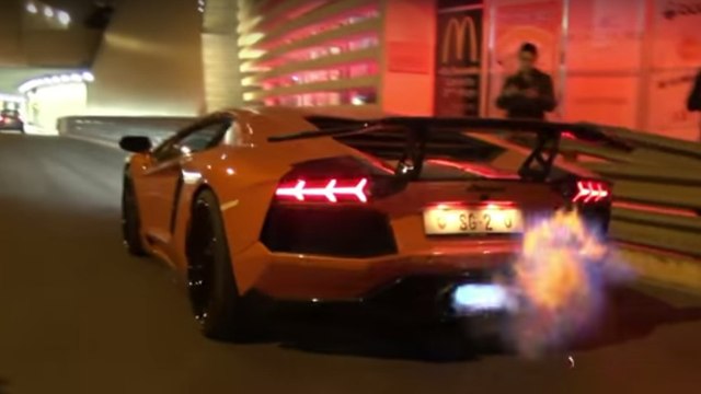 La Lamborghini Aventador envoie des flammes incroyables avant de partir dans de folles accélérations