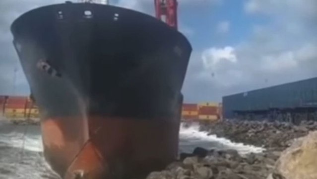İskenderun Körfezi'nde yük gemisi karaya oturdu