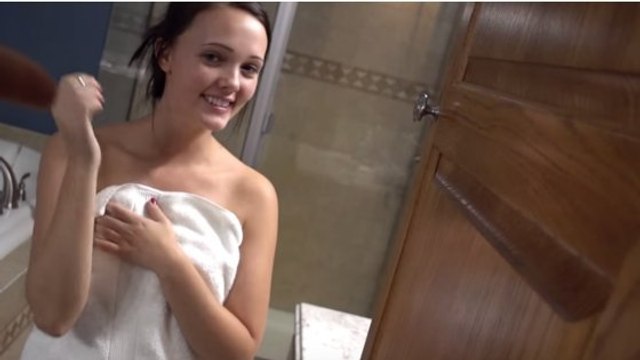 Il vient chez son pote pour prendre des photos de sa petite amie en train de se doucher