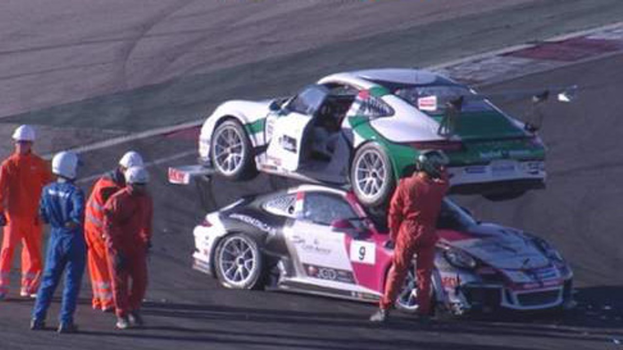 Sa course se termine sur le toit d'une Porsche 911