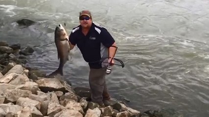 Ce pêcheur a utilisé une technique incroyable pour attraper ce poisson
