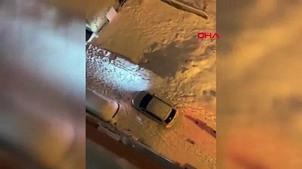 Kağıthane'de kayan otomobil sokakta yürüyenlere böyle çarptı