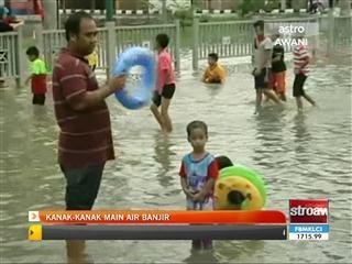 Kanak-kanak main air banjir