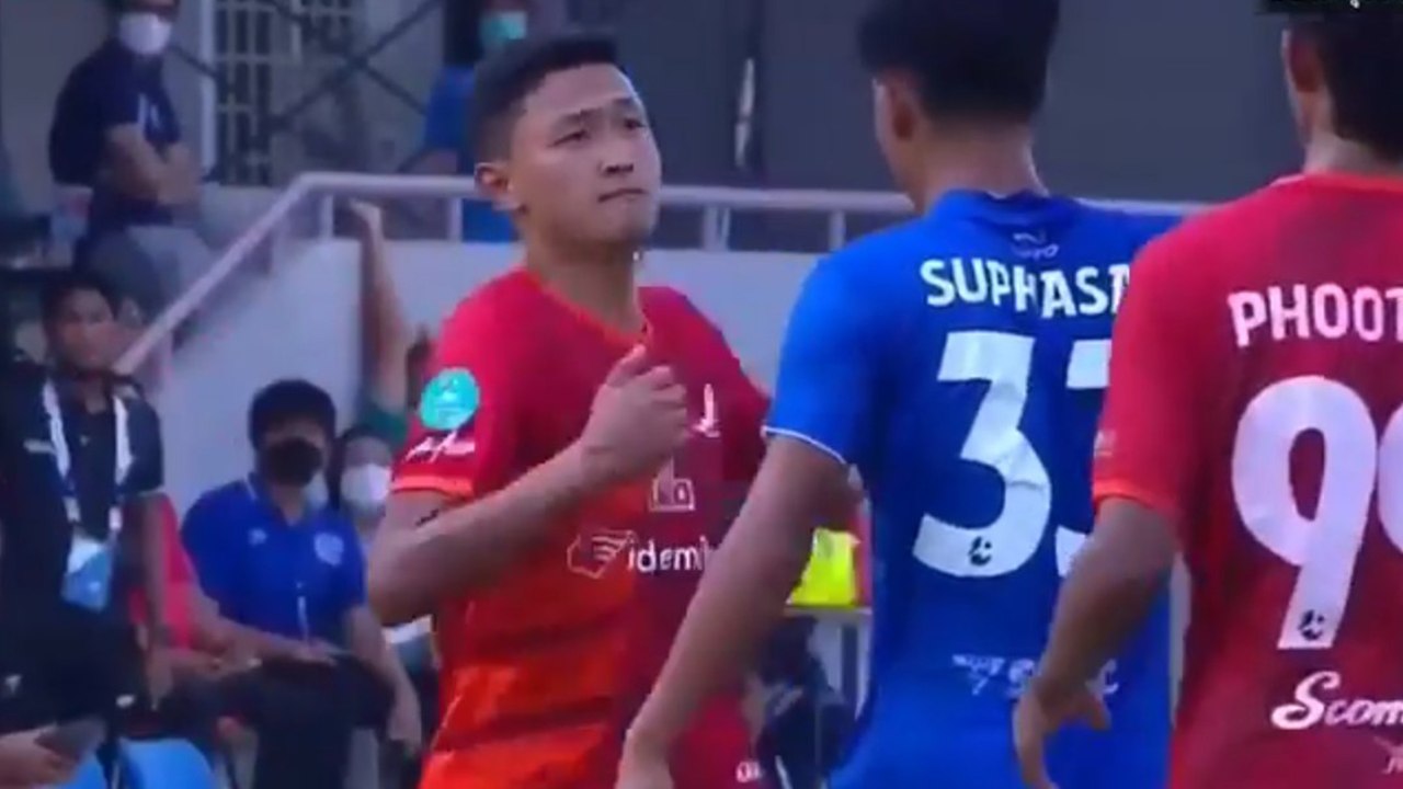ฉาว! แข้งบางกอกเอฟซีฟันศอกคู่แข่งหลับกลางอากาศ...