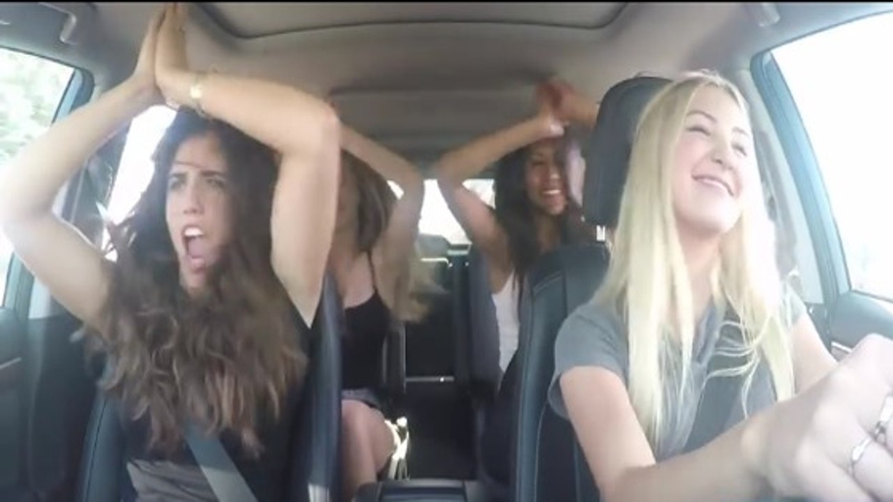 ItCanWait : Quatre jolies filles dansent dans une voiture pour un spot de prévention