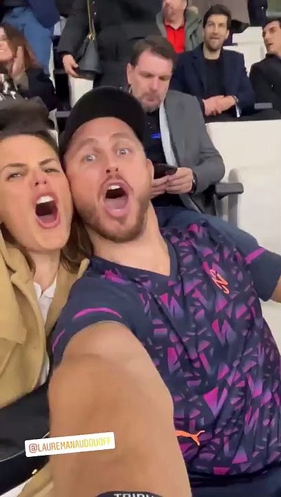 Laure Manaudou et son frère Nicolas assistent à un match de foot au stade Vélodrôme de Marseille, le 10 mars 2022.