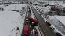 Kar yağışı nedeniyle kontrolden çıkan 2 tır kaza yaptı... Ulaşıma kapanan yoldaki araç kuyruğu böyle görüntülendi