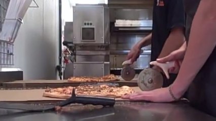 Ils se defient dans un concours de découpage de pizzas, attention ça va vite
