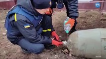 Ukrayna’da Bombayı Etkisiz Hale Getiren Görevliler