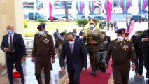 لحظة وصول الرئيس السيسي لأداء صلاة الجمعة من مسجد المشير طنطاوي