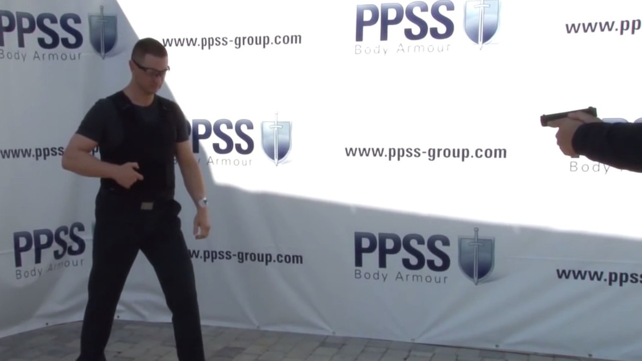 Un PDG prouve l'efficacité de son gillet pare-balle en se faisant tirer dessus