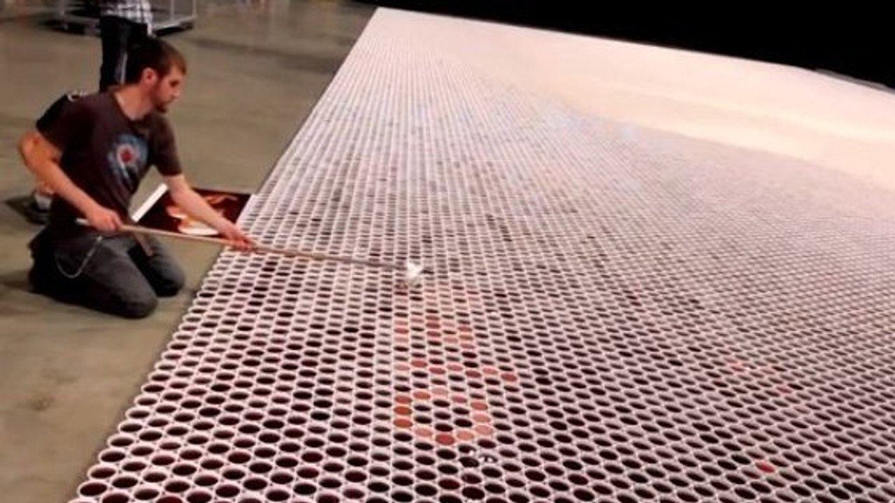 Serge Belo crée une mosaïque avec 66 000 gobelets remplis d'eau