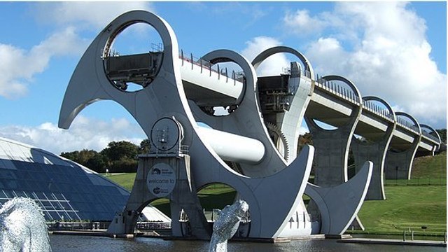 La Roue de Falkirk : un impressionnant système d'ascenseur pour bateaux