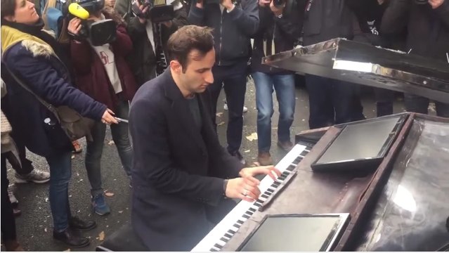 Attentats à Paris - Bataclan : Un homme joue au piano Imagine de John Lennon en hommage aux victimes