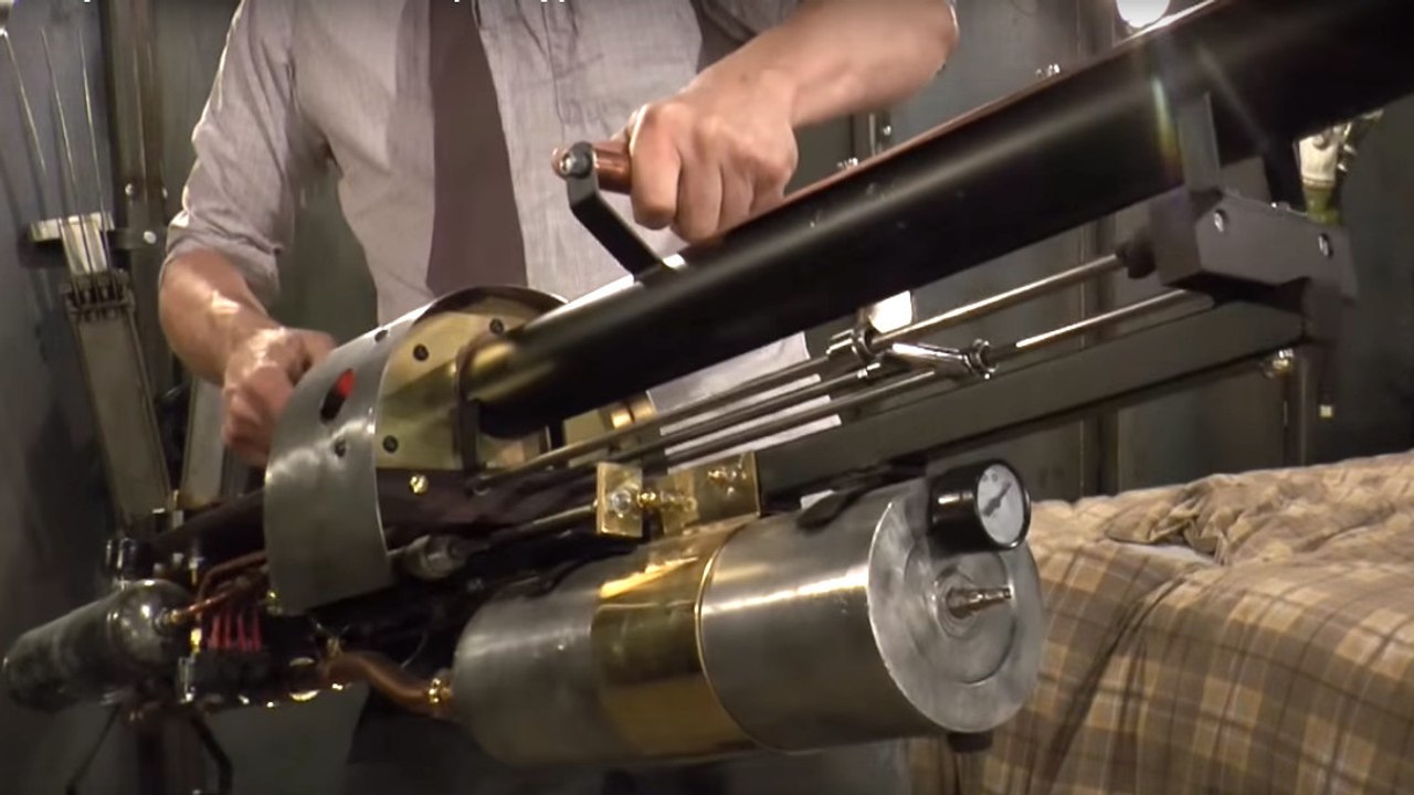 Cet inventeur fou construit un bunker souterrain et plein d'autres merveilles !