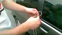 Vous êtes coincés à l'extérieur de votre voiture ? Voici une astuce pour l'ouvrir sans clé