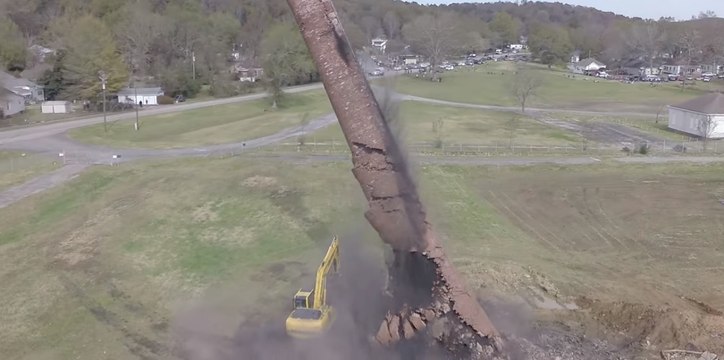 Il tente de détruire cette cheminée avec une tractopelle
