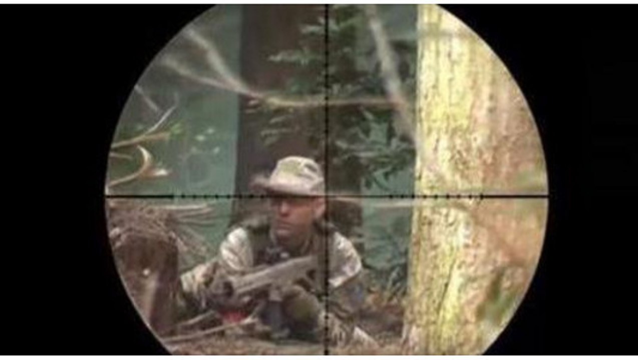 Un joueur de airsoft tue tous ses adversaires au sniper